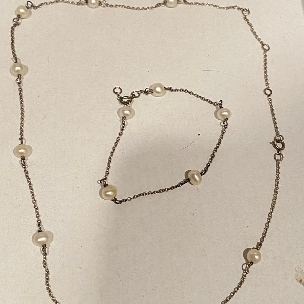 Elegant Pearl and Silver Necklace